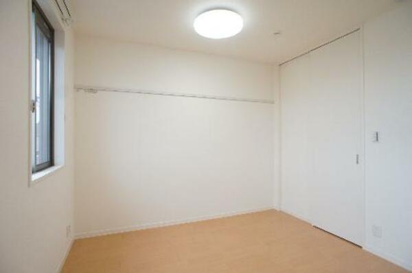 画像6:【洋室】収納付きの洋室です！化粧幕板（壁取り付けのレール）♪ＬＥＤ照明付きです！