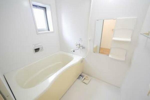 画像6:浴室は小窓があり明るい印象です。うれしい追い焚き機能付です。
