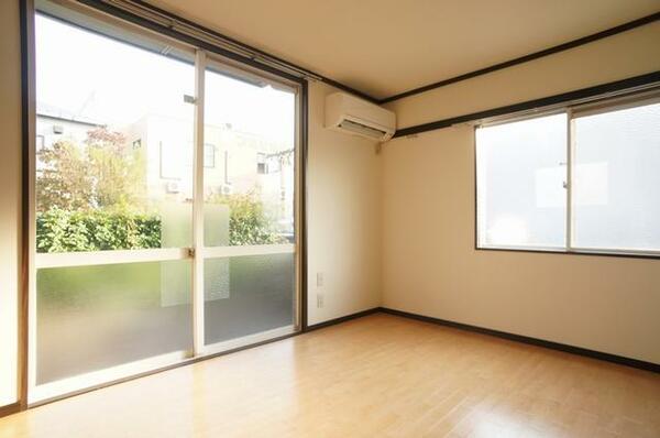 画像7:洋室は2方向に大きな窓があり、日中は明るく過ごせます♪