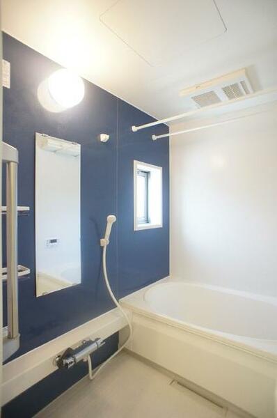 画像8:浴室暖房乾燥機・追い焚き機能付きの浴室です。お洒落なパネルを採用しました★ごゆっくりおくつろぎくださ