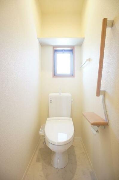 画像9:暖房洗浄便座付きのトイレです。上部に収納棚がありますので、ちょっとした荷物を置けます♪