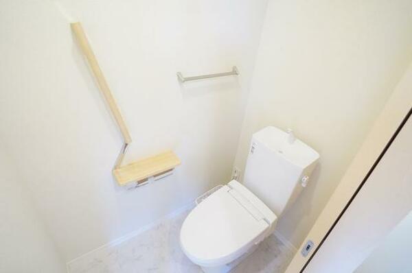 画像11:トイレには冬でも暖かい温水洗浄便座がついております。