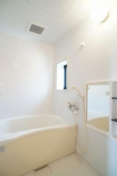 画像11:【浴室】白を基調とした浴室でバスタイムをお楽しみください。