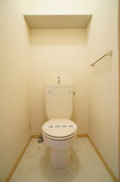 画像12:【トイレ】タオル掛け＆収納棚がございます。