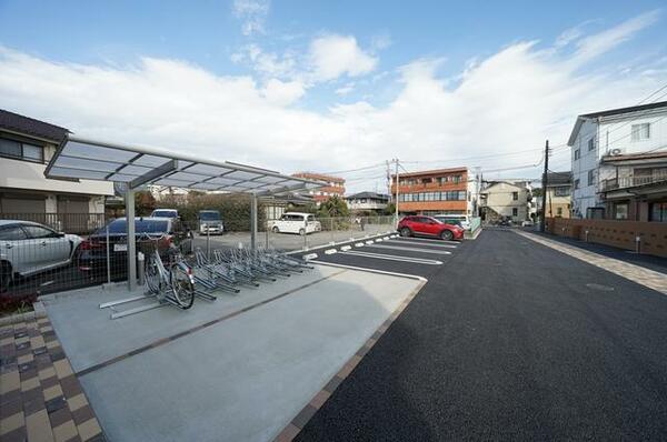 画像4:敷地内駐車場（要空き確認）+サイクルポート（屋根付き）になります。。