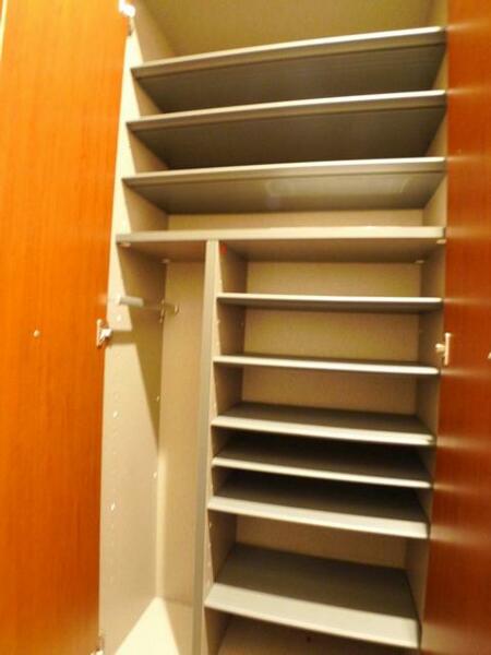 画像16:玄関シューズボックスの棚は高さ調整可能でブーツ等も収納可能です☆