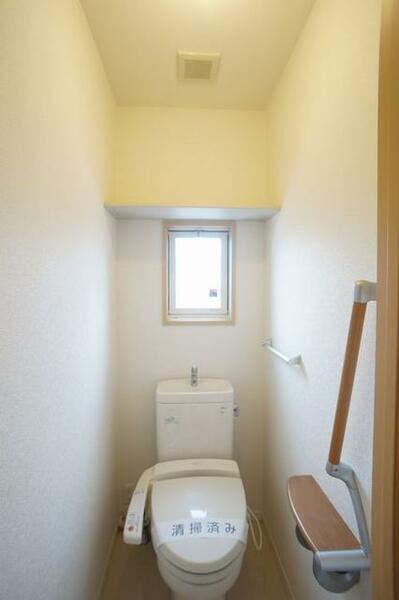 画像10:【トイレ】今や老若男女に必須アイテムの洗浄機能付暖房便座です！上部には空間を利用しトイレットペーパー