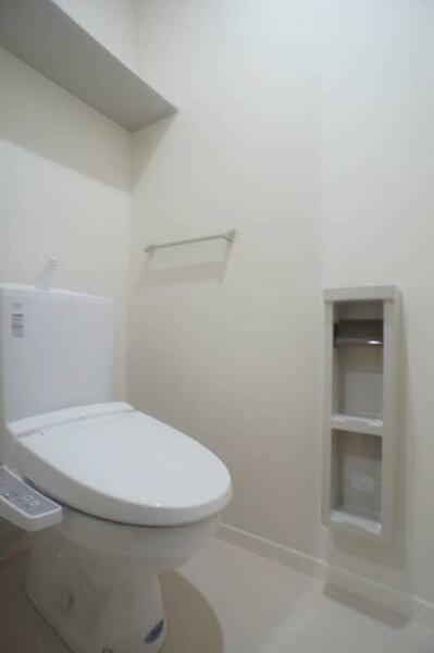 画像10:【トイレ】定番設備になってきた『暖房洗浄機能便座』が設置されたトイレです！上部の空間の収納棚は清掃用