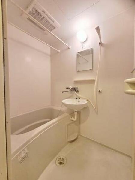 画像10:【浴室】白基調のバスルームです☆
