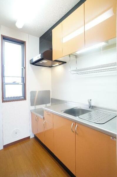 画像8:ゆったりのキッチンはお料理の選択を広げてくれます。換気用の窓も付いています！