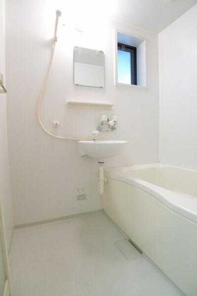 画像10:【浴室】浴室には小窓もあり、換気ができるのが嬉しいポイント♪