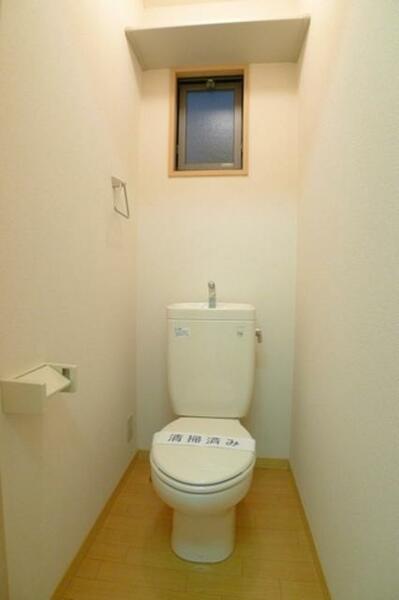 画像11:【トイレ】トイレにも小窓があるので臭いが籠りにくいのは嬉しいですね！