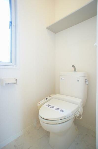 画像14:【トイレ】シャワートイレ完備★上部には棚があり、小物が置けます★
