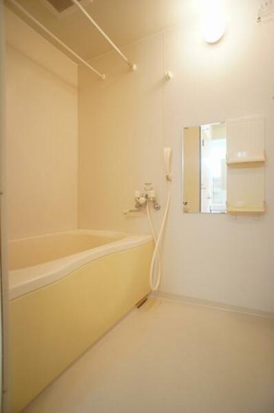 画像15:【浴室】浴室には小窓があり、換気が十分にできます★