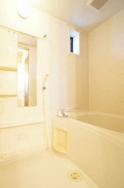 画像7:換気と採光を考慮した小窓付きの明るく、清潔感あるバスルーム♪明るい雰囲気の浴室は一日の疲れを癒やして