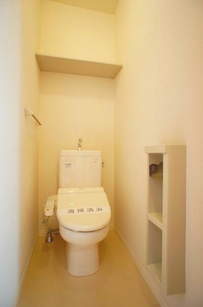 画像13:【トイレ】シャワートイレ完備★上部には棚があり、小物が置けます★
