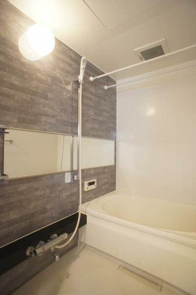 画像13:追い焚き機能付きの浴室です！！温度調節可能なサーモスタット水栓付！！上下に移動が可能なスライドバー付