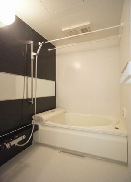画像14:【浴室】アクセントウォールがおしゃれな浴室◎壁を横切る大きなミラーで空間に広がりを感じます！