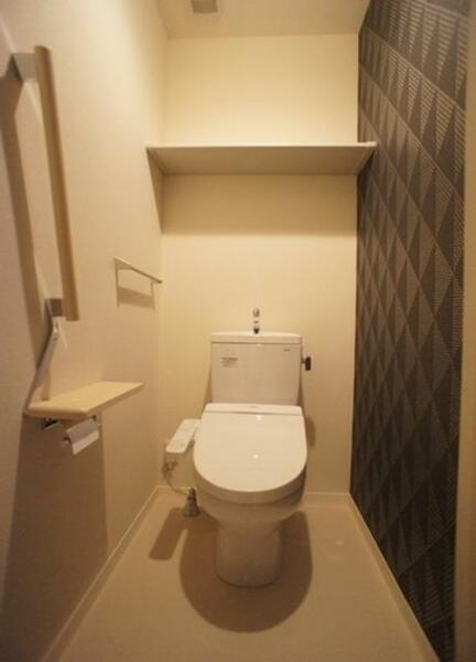 画像16:【トイレ】積水ハウスオリジナルの安全手摺のあるトイレはシャワー機能のある暖房便座です◎大人から子供ま