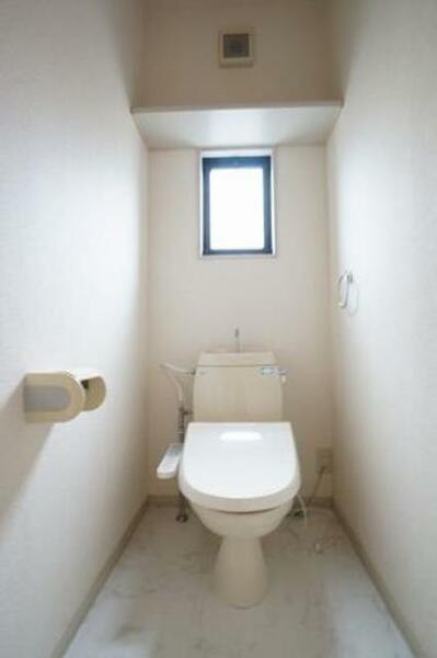 画像10:【バストイレ別の個室タイプ】温水洗浄便座付きトイレです！冬は暖かく利用できますね☆備付けのペーパーホ