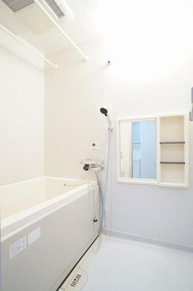 画像15:２４時間換気・衣類の浴室乾燥機機能付き設備の浴室です。ホワイトカラーの美しくクリーンな心地よさで心も