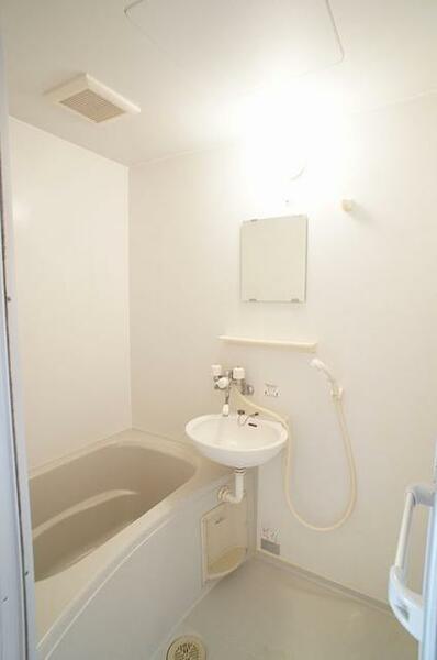 画像11:白を基調とした清潔感のある洗面ボール付きのコンパクトな浴室となっております。。