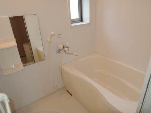 画像4:浴室には窓もあり換気もできて清潔に。ゆったり浸かれるサイズのお風呂も魅力的です