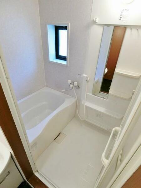 画像11:白を基調とした浴室。換気用の窓もあります。