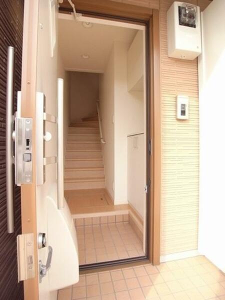 画像16:玄関です。室内までは２０３号室専用の階段を利用します。