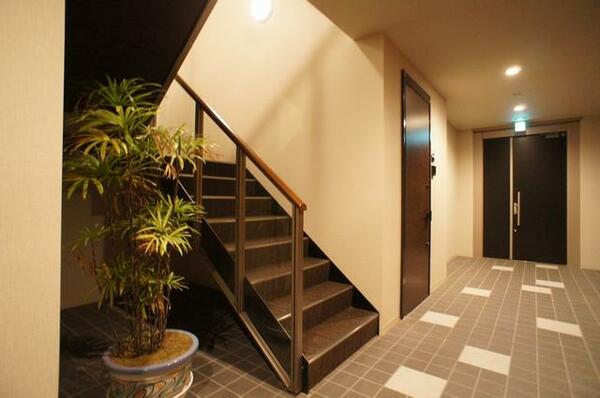 画像6:共用廊下・階段を屋内に配置し「ホテルライク」な住まいを演出します。