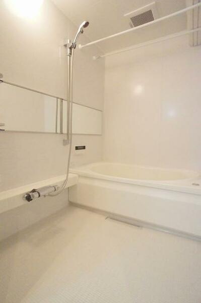 画像12:○浴室○１日の疲れを取るお風呂は壁の一面だけ色を変えてアクセントを付けています。沸かし直しができて経
