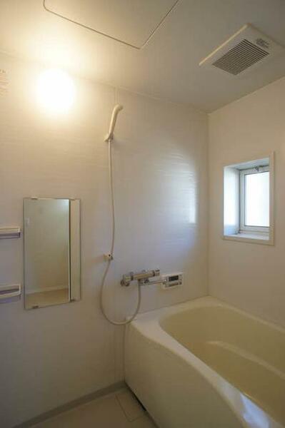 画像15:追い焚き機能付きの浴室です！！壁には物を置く棚とミラーがついております！！