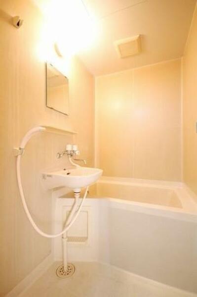 画像10:【浴室】洗面台付きのバスルームです☆