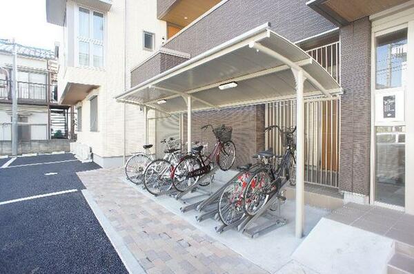 画像15:敷地内には屋根付き駐輪場があります！雨の日でも安心して自転車を停める事ができます。