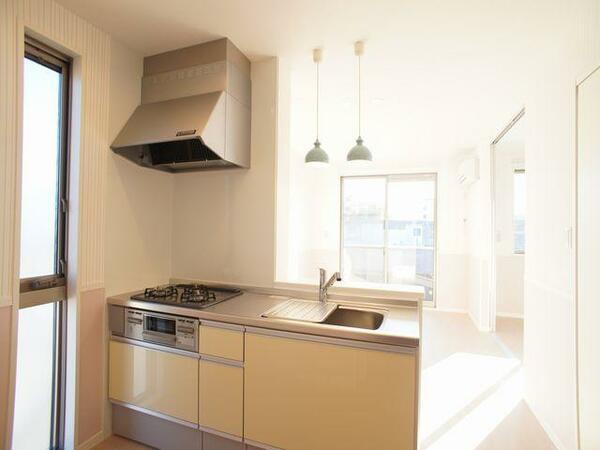 画像3:☆ＬＤＫ☆つり戸棚のない開放的なキッチンです。上部の吊るし式の照明が印象的です。