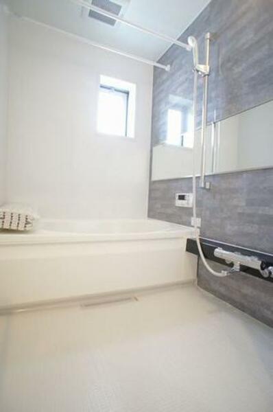 画像10:○浴室○１日の疲れを取るお風呂は壁の一面だけ色を変えてアクセントを付けています。沸かし直しができて経