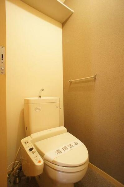 画像13:【トイレ】今や老若男女に必須アイテムの洗浄機能付暖房便座です！上部には空間を利用しトイレットペーパー