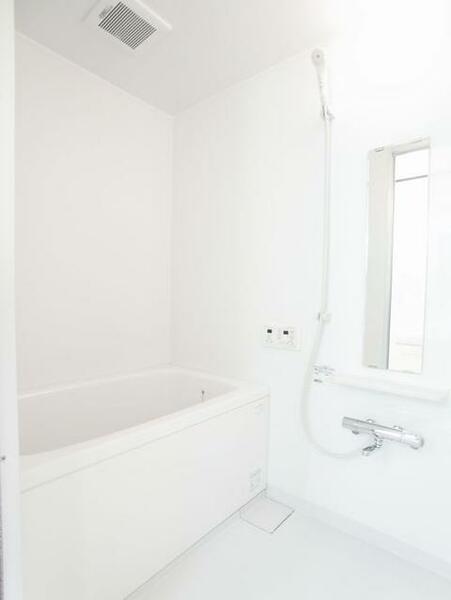 画像5:追焚機能付き浴槽のバスルーム。シンプルながら使い勝手の良い設備仕様です。
