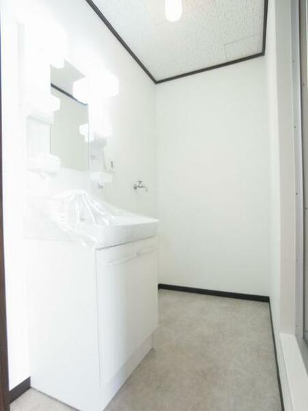 画像6:収納棚も便利な洗面化粧台です。奥に洗濯機置き場もあります。