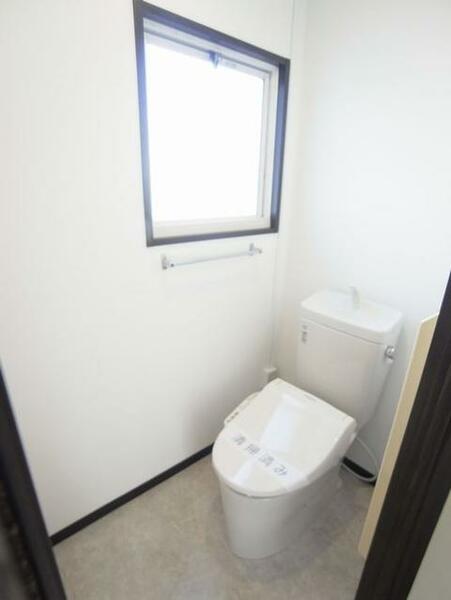 画像7:シャワートイレスペースには明るさと換気に配慮された窓が付いております。圧迫感が軽減されたトイレです。