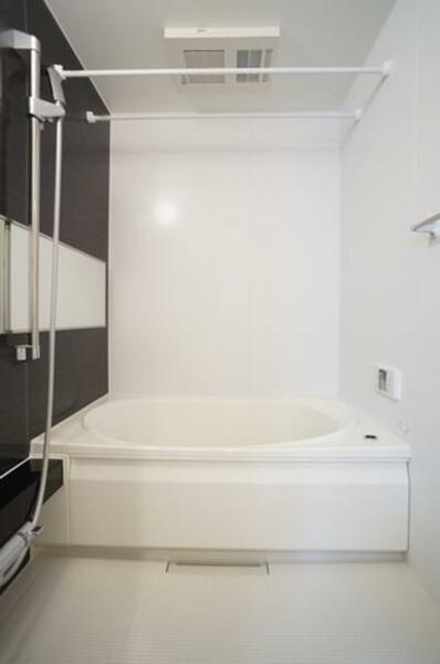 画像9:【浴室】浴室乾燥暖房機能付き。雨天時は洗濯物干しスペースとしても利用可能。アクセントウォールと横長の