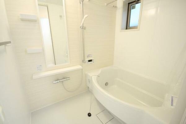 画像11:浴室です。半円型の浴槽で足を伸ばしての入浴や半身浴ができます。浴室乾燥機付きです。