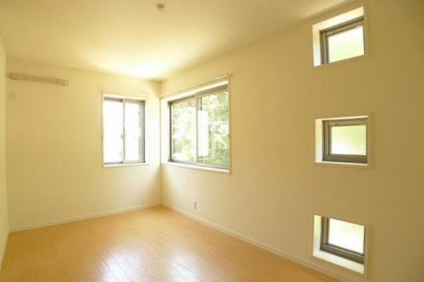画像6:洋室には窓が５つあり明るく風通しのよい部屋です。