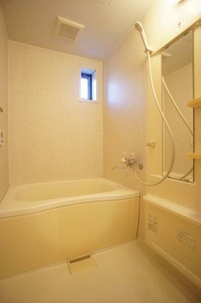 画像5:■浴室■　換気と採光を考慮した小窓付きの明るく、清潔感あるバスルーム♪明るい雰囲気の浴室は一日の疲れ
