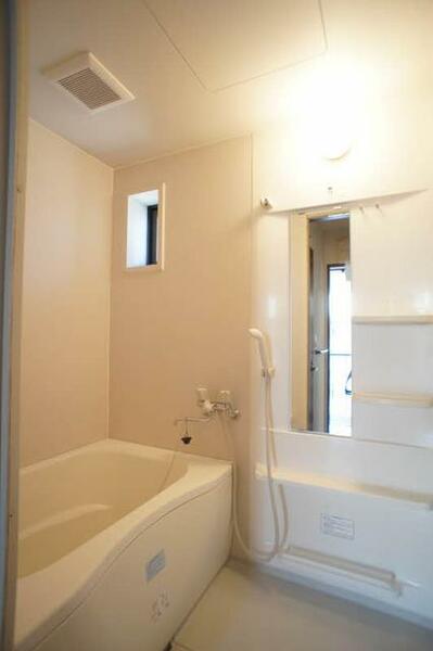 画像5:【浴室】換気と採光を考慮した小窓付きの明るく、清潔感あるバスルーム♪明るい雰囲気の浴室は一日の疲れを