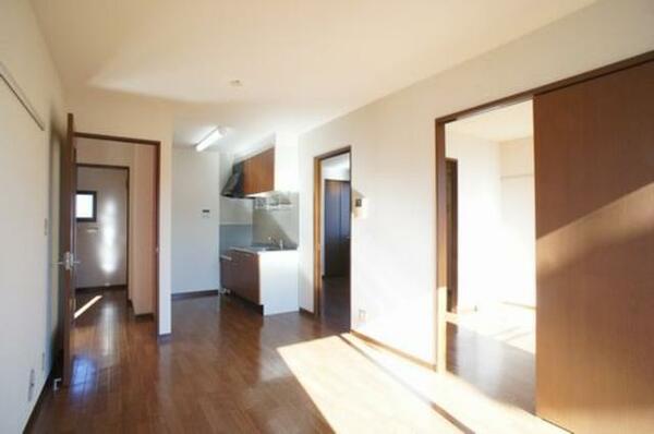 画像5:【ＬＤＫ②】建具・床材がブラウンですので、落ち着いた雰囲気の中、様々な家具と相性のいい室内です！