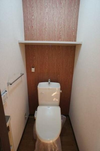 その他画像：【トイレ】上部に収納スペースあり！アクセントクロスを使用したちょっとオシャレな空間♪洗浄付暖房便座付