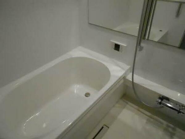 画像3:白を基調とした浴室