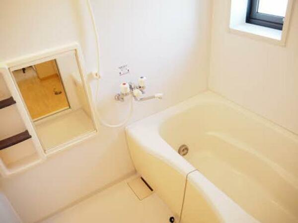 浴室：小窓があるので換気にも◎、いつでも清潔なバスタイムをお楽しみください◎