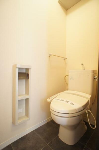 画像14:【トイレ】今や老若男女に必須アイテムの洗浄機能付暖房便座です！上部には空間を利用しトイレットペーパー